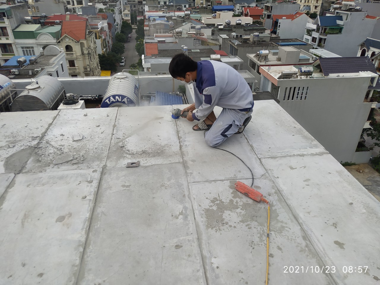 Làm sạch bề mặt trước khi chống thấm mái bê tông nhẹ EPS